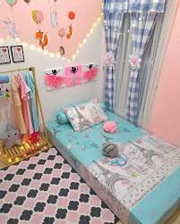 Warna hitam terkesan menyeramkan untuk diaplikasikan di kamar tidur. Girly Banget 15 Inspirasi Hiasan Kamar Tidur Perempuan Dengan Kasur Lesehan