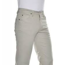 Ce pantalon a été pensé pour être porté aussi bien avec des sneakers pour un style décontracté qu'avec des chaussures pour un look plus habillé. Pantalon Gris Clair Longueur 38 Gris Achat Vente Pantalon Cdiscount