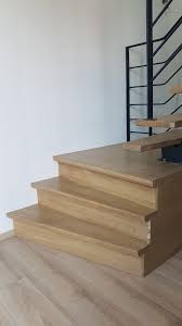 Depart D Escalier Avec Marches Integrees Dans Un Meuble Qui Fait Office De Rangement Limon En Acier Marches Et Meubles Sont En Escalier Bois Metal Escalier Bois Et Escalier En Chene