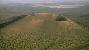 Gunung berapi biasanya terdapat di mana plat tektonik berpisah atau bertembung. Zaq29arszxk8xm
