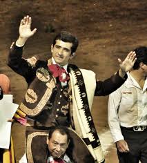 Deslucido encierro de barralva y percance del subalterno juan josé trujillo. En La Petatera Nuevamente Se Le Va Por Delante Joselito Adame Al Juli De Sol Y Sombra