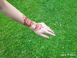 White paint henna on skin. Henna Tattoo Selber Machen Kunstvolle Diy Mehndis Vorlagen