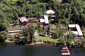 Bill gates' house is built into the hillside overlooking the waters of lake washington in the city of medina, wa. Bill Gates Confirms Existence Of Trampoline Room Inside 95 8m Home Homes And Property Evening Standard