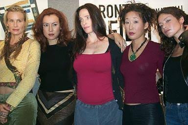 Daryl Hannah, Jennifer Tilly, Sheila Kelly, Sandra Oh and Charlotte Ayanna  | Dancing | Blue Iguana press conference | 25th Toronto International Film  Festival (2000) Photo#:15