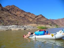 Nach meinen infos ist der größte teil des unteren flusses wegen der diamantenvorkommen sperrgebiet oder unsichere. Fluss Touren Auf Dem Oranje Schlauchboot Rafting Orange River Bwana Tucke Tucke