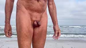 Männer nackt am Strand