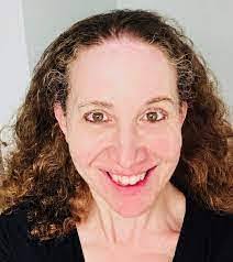 Elsie Meek's Instagram, Twitter & Facebook