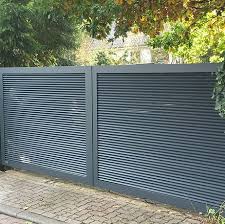 Zaune Und Tore Aus Hochwertigem Aluminium Eine Grosse Auswahl An Gestaltungsmoglichkeiten Fur Ihren Gartenzaun Ihre Z Eingangstor Design Toranlagen Tor Design