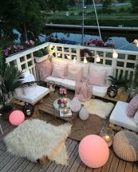 Es sind die kleinen akzente, die sie setzen, die ihren garten, ihre terrasse oder ihren balkon zu ihrem persönlichen rückzugsort machen. 26 Terrasse Dekorieren Ideen Terrasse Dekorieren Gartengestaltung Hintergarten