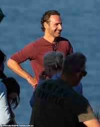 Рэйчел хаус, эндрю линкольн, наоми уоттс и др. Naomi Watts Tenderly Kisses The Walking Dead S Andrew Lincoln While Filming Penguin Bloom Daily Mail Online