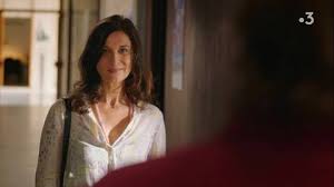 Jacky appelle la productrice de la série pour tirer cela au clair. Helene Medigue Charlotte