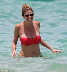 By malika andrews june 29, 2017 venus williams was involved in a car crash in palm beach gardens, fla., on june 9 that resulted in a fatality, a spokesman for the police department there said. Erin Andrews Ample Cleavage Defies Gravity In A Strapless Bikini During Beach Outing Daily Mail Online