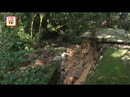Pasukan penyelamat menemui mayat mangsa keempat kejadian tanah runtuh di kawasan bukit antarabangsa, hulu klang setakat ini. Tanah Runtuh Rm2 Juta Diluluskan Bina Tembok Penahan Kool Fm