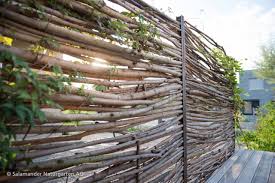 Weidengeflecht Detail Die Sonne Wirft Ein Schattenmuster Aufs Holzdeck Fences Fenceideas Zaun Garden Sichtschutzwand Garten Naturgarten Holzideen Garten