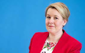 Franziska giffey ˈɡɪfaɪ̯ (* 1978 als franziska süllke) ist eine deutsche politikerin. Giffey Gibt Als Bundesfamilienministerin Auf Nachrichten Aus Aller Welt Lz De