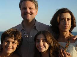 Onde assistir a Ainda Estou Aqui, filme que deu a Fernanda Torres um  Globo de Ouro