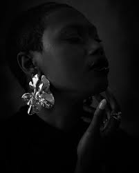 Is this giving early 2000s vibes✨? 📷: @nevillejforbes 💄: @orethemua 👗:  @niavsha . . . #explorepage✨ #model #photoshoot #photography