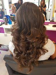 Realizzare dei boccoli senza piastra è semplice e il risultato è eccellente e duraturo. Look Fashion Boccoli Capelli Lunghi Bella Noemi Facebook