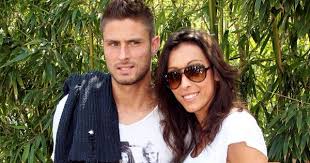 Si olivier giroud reconnaît le fait que certaines sont forcées de mettre leurs envies professionnelles de côté pour suivre leurs maris, il se réjouit que sa femme ne soit pas avec lui pour le profit : Olivier Giroud Wiki 2021 Girlfriend Salary Tattoo Cars Houses And Net Worth