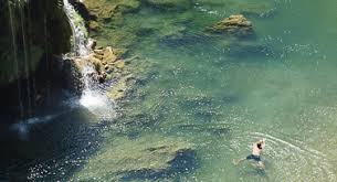 Explorer les gorges du tarn depuis la rivière en canoë est un loisir très pratiqué l'été, facilement accessible tant l'offre de location de canoës est ce parcours se fait assez rapidement, l'occasion de s'arrêter pour se baigner dans la rivière et profiter un peu plus longtemps des paysages les plus. 4 Bonnes Raisons Pour Randonner Dans Les Gorges Du Tarn