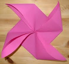 Pour rappeler l'étoile qui trône au sommet du sapin, rien de tel que ce pliage de serviette très graphique. Pliage De Serviette De Table En Forme D Etoile Etoile En Papier Origami Napkin Folding Christmas Star Serviette Etoile L Art Du Pliage De Serviettes De Table Decoration De Table Recettes De Cuisine Et