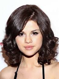 Hair day new hair street style outfits selena gomez style selena gomez hair color selena gomez short hair looks style trendy hairstyles selena gomez opts for a chic look for the 'rudderless' photoshoot at the sundance film festival. 11 Sexiest Selena Gomez Hair Color Ideas Brunette Shades Highlights Ombre