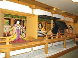 京都市下京区にある風俗博物館のこと 歳暮の衣配りに引き続き ２０１０年９月に撮影した風俗博物館の展示の様子です 寝殿西廂では 枕草子 紫式部日記 源氏物語 末摘花 より 女房のお勤め御格子 みこうし 参る が展示されていました 全体の様子