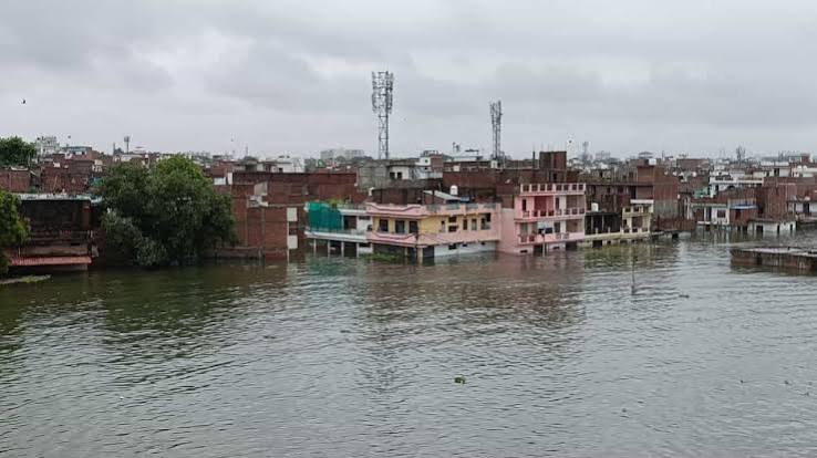 घरों में नहीं भरेगा गंगा-यमुना का पानी... प्रयागराज में बाढ़ पीड़ितों के लिए हो रहा