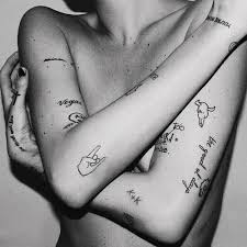 Unless they know to look, a cute little tattoo is great for going unnoticed. Lovelifefaith77 Kroppskonst Tatueringsideer Flicktatueringar