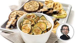 Sur Une Plaque Huilee Deposer Les Tranches De Courgettes Les Assaisonner De Fleur De Sel Et Les Mettre Au Four Sur La Grille Du Centre Food Recipes Zucchini