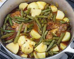 Add green beans to a large crockpot, add chopped bacon, chicken stock, water, seasoned salt, black pepper, and garlic powder. Cajun Smothered Green Beans First You Have A Beer