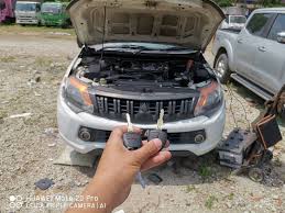 Cara mudah tanpa merosakkan kenderaan korang.berguna kalau masa kecemasan seperti anak kecik di dalam atau keadaan biasa berlaku di mana2 tempat atau keadaan Cara Membuka Kereta Kunci Triton