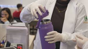 Teste com garrafinhas de água revela contaminação em 74% das amostras