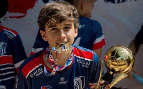 Jovem de 14 anos morre após passar mal enquanto jogava bola em Goiás |  Metrópoles