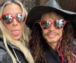 Aimee Tyler's Instagram, Twitter & Facebook