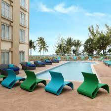 Courtyard By Marriott Nassau Downtown Junkanoo Beach Showcasing A Year Round Outdoor Pool Gym And Free Wifi Courtyard Sunset Resort Unique Hotels Booking Hotel