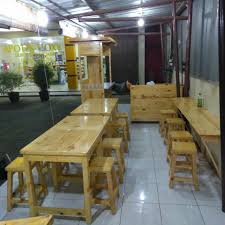 Meja kasir dengan ornamen kayu ini dapat digunakan pada segala jenis usaha, terutama usaha restoran atau butik. Model Meja Kasir Cafe