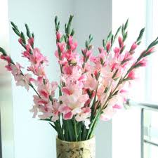 Đặt đĩa sâu lên trên miệng bình. Cáº¯m Hoa Táº¿t Cach Cáº¯m Hoa Lay Æ¡n Ä'áº¹p Ngay Táº¿t