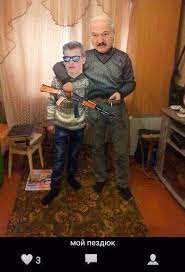 Vor den letzten präsidentschaftswahlen warnten die generäle jeden tag davor, dass demonstranten strafrechtlich verfolgt werden, bis hin zum erschießen. Jan Henrik Wiebe On Twitter Diese Memes Zum Heutigen Auftritt Von Lukaschenko Mit Sohn Und Schusswaffen Machen In Belarus Bereits Die Runde