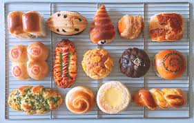 思源麵包蛋糕- 傳統麵包萬歲👏🏻 你心目中的傳統麵包是什麼呀？！ 快來告訴小編你所知道的傳統麵包有哪些？ 照片中的14樣麵包可不是所有喔！  現場百百種可以給你選擇👍 我們的老老闆是傳統麵包起家