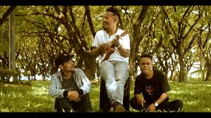 Untuk melihat detail lagu hati batu klik salah satu judul yang cocok, kemudian untuk link download hati batu ada di halaman berikutnya. Lirik Lagu Pantun Rakat Gusti Senda Ombak Su Picah Picah Di Batu Karang Sonora Id