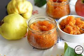 Fierbeţi la foc mediu aproximativ 1 oră, până când spuma formată la suprafaţă dispare. Gem Asortat De Gutui Si Mere PrÄjiturici Èi Altele