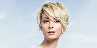 Moderne et pratique, cette coiffure se décline en carré, à la garçonne ou encore en coupe au bol. Coupe Courte Visage Rond 2018 Novocom Top