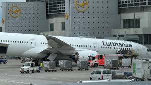 A Los Angeles-i indulás előtti percekben csuklott össze a Lufthansa utasszállítójának orrfutóműve