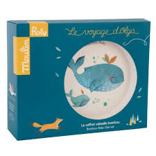 2018 fête l'arrivée d'une nouvelle collection nommée les jolis trop beaux, un joli portrait de famille composé d'un gros ours brun protecteur, un peu pataud, d'un ourson. Coffret Repas En Bambou Moulin Roty Le Voyage D Olga