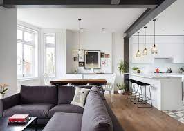 Amerikan mutfak bulunan salonlarda genel olarak dağınık bir görünümün olacağı düşüncesi hâkimdir. Patterned Tiling Oak Floorboards And A Sliding Translucent Screen All Feature Inside This Refurbished London Oturma Odasi Dekorasyonu Ev Plani Ev Ic Mekanlari