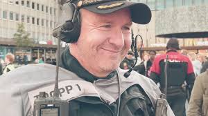 håper vi klarte å endre stemningen under demonstrasjonen 🥰🙈 #Norge  #politiet #trondheim #smile #søt #blomster #7