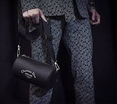 Summer 2018 Dior Pochette Roller Veau Graine Noir Et Impression Atelier Ce petit modèle est sublimé par l'emblématique motif dior oblique beige et noir. summer 2018 dior pochette roller veau