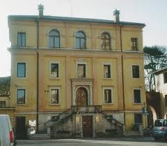 Sul portale peranziani.it trovi tutti i servizi dedicati al mondo senior e tante tipologie di casa di riposo confortevoli e la lista di attività svolte, la descrizione dei servizi. Piazzetta Mutilato L Ex Casa Di Riposo Per Grandi Invalidi Inaugurata Da D Annunzio E Il Salone Dalmata Vipiu
