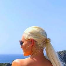 Auf instagram folgen ihr zwei millionen fans. Daniela Katzenberger Postet Oben Ohne Bild Muss Man Geniessen Stars